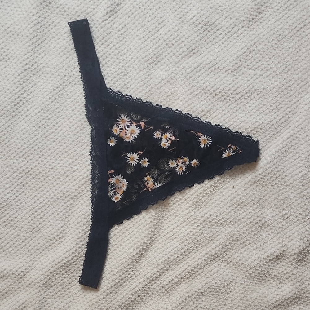 Victoria Secret XS Lacie V-String